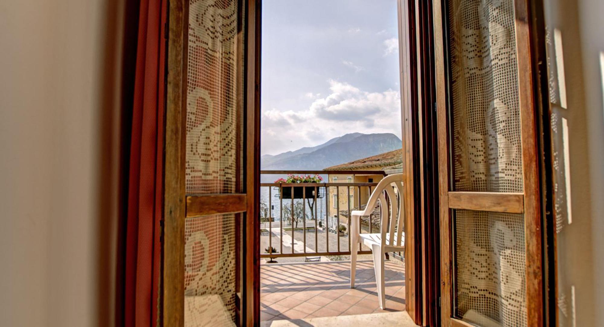 Albergo Casa Este Бренцоне-суль-Гарда Экстерьер фото