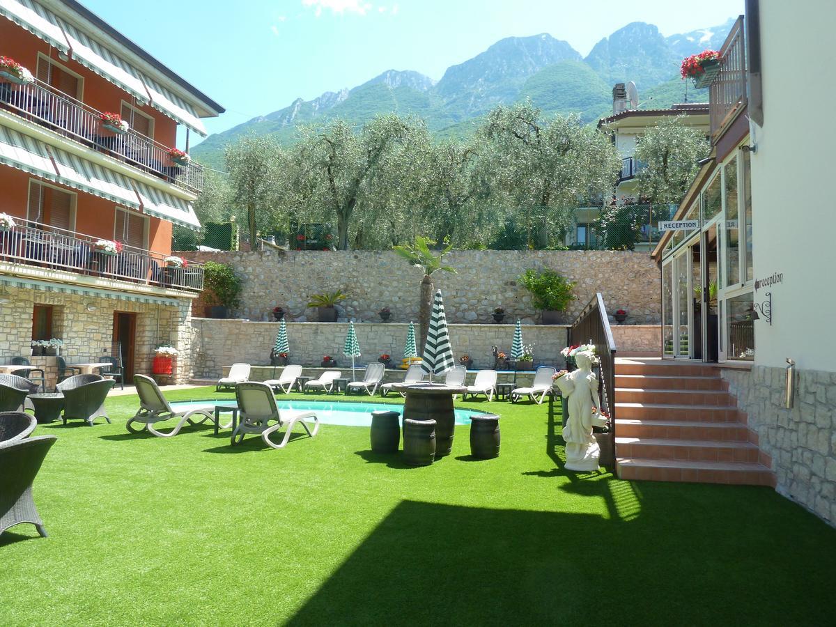 Albergo Casa Este Бренцоне-суль-Гарда Экстерьер фото