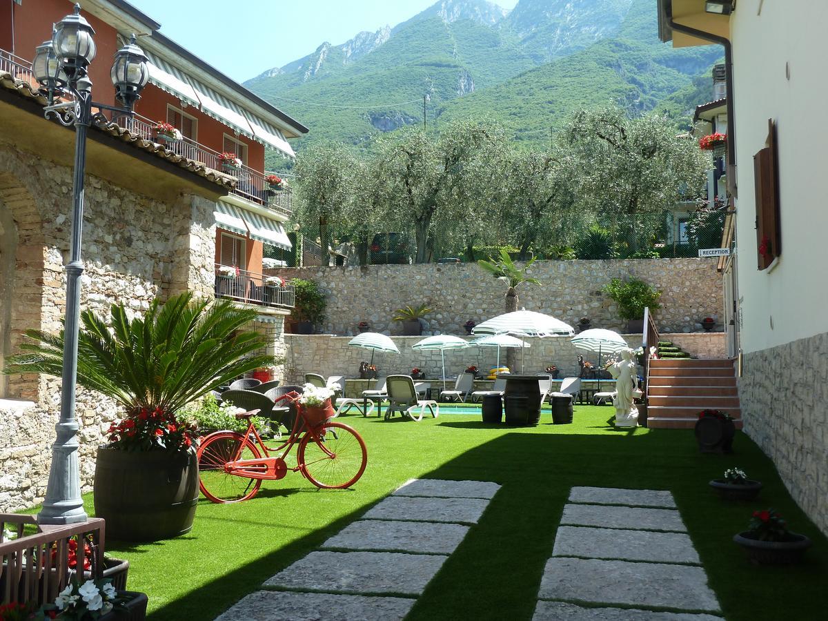 Albergo Casa Este Бренцоне-суль-Гарда Экстерьер фото