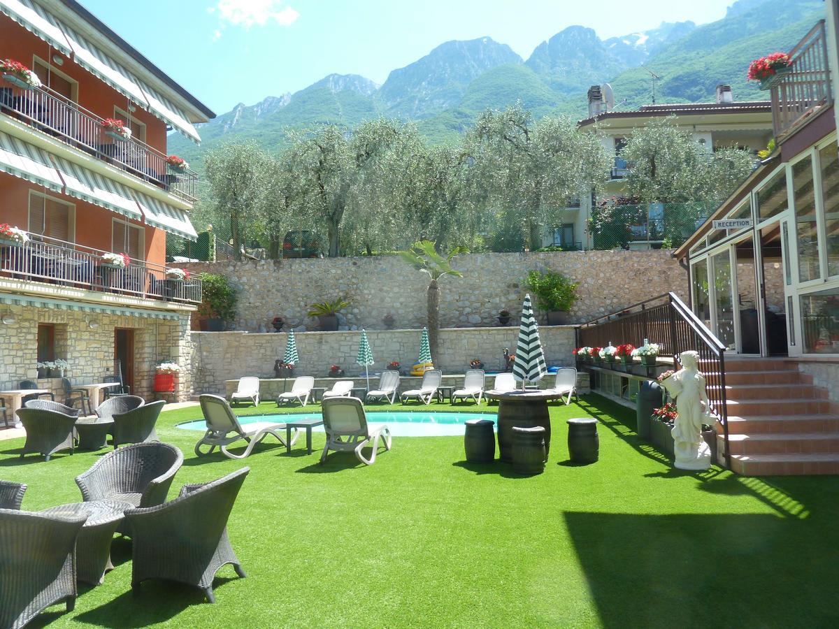 Albergo Casa Este Бренцоне-суль-Гарда Экстерьер фото
