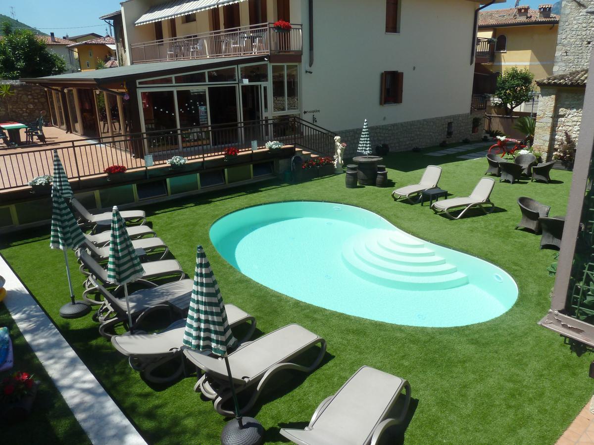 Albergo Casa Este Бренцоне-суль-Гарда Экстерьер фото